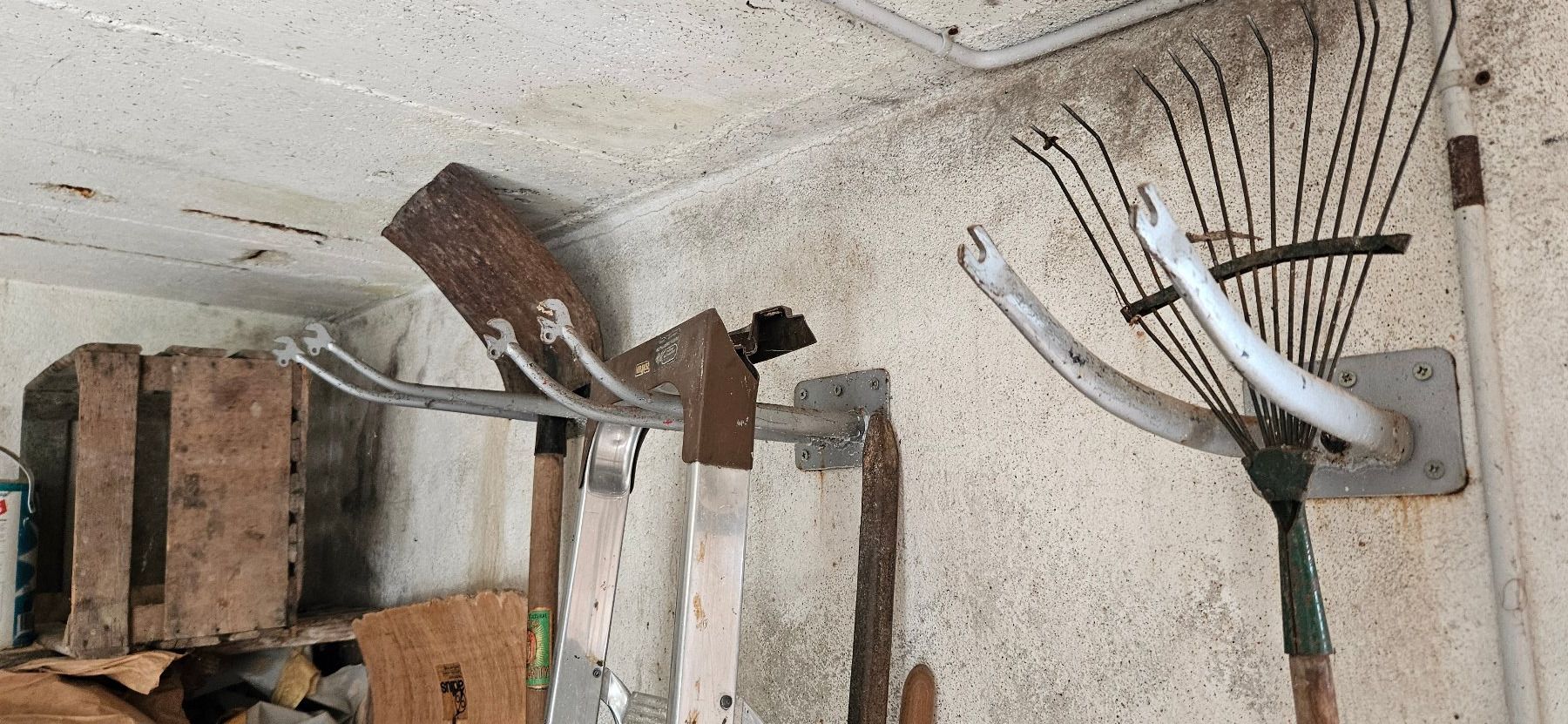 Supporti a parete: Garten Werkzeug Halterung – Usato da Oensingen venduto da Urs0127