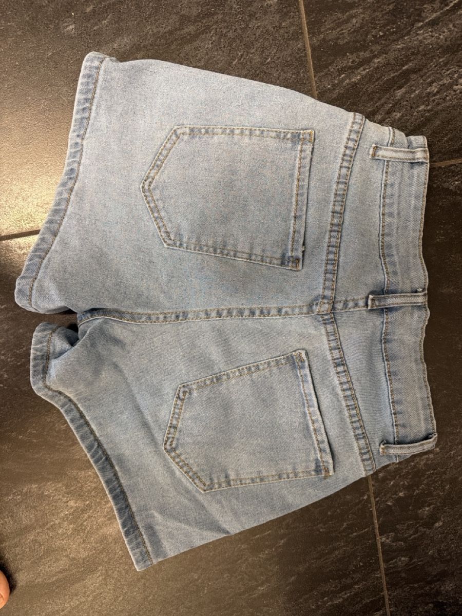 Jeans: Hotpants S. Jeans neu – Nuovo (secondo la descrizione) da Däniken SO venduto da NBdesign 2