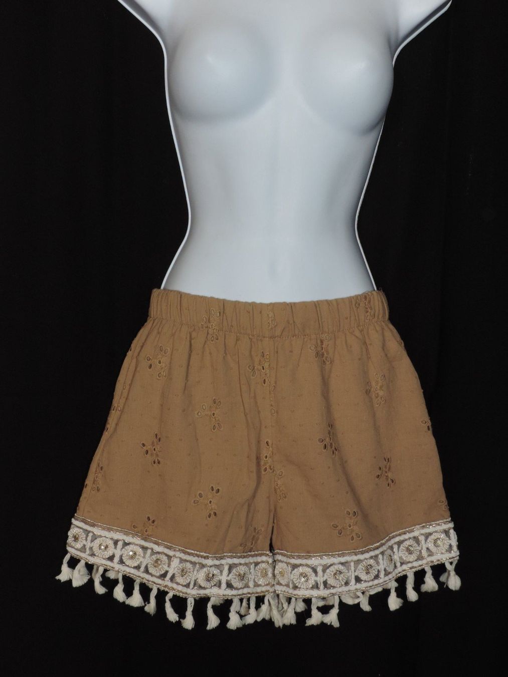 Pantalons: short beige avec dorure – D'occasion à Genève par Axelle333 2