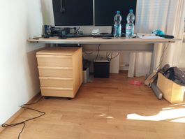 Zu verschenken: Schreibtisch und Schubladencontainer