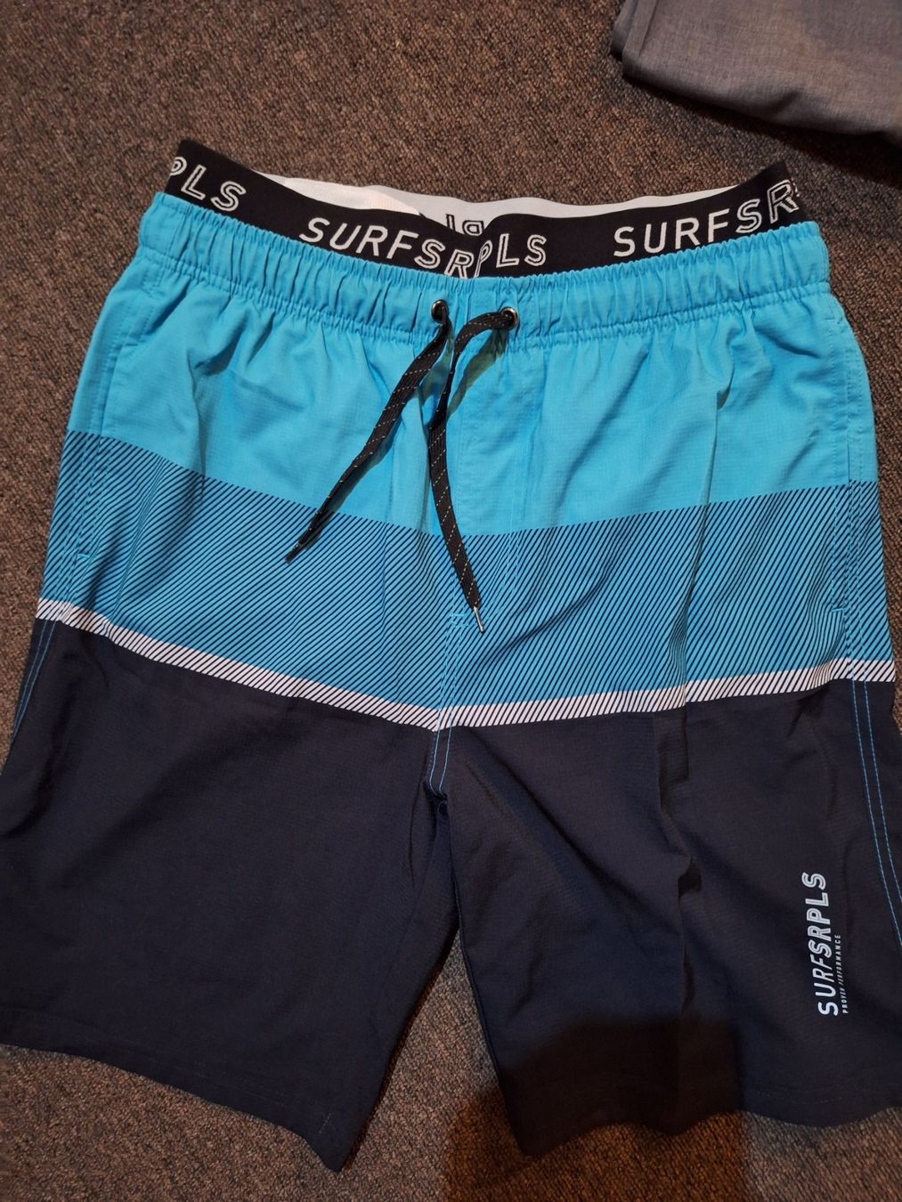C&A T-shirt: 4 T-shirts und Badehose Gr M – Usato da Wegenstetten venduto da mcfly321 2