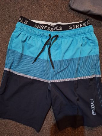 Badehose und 4 T-shirts Gr M