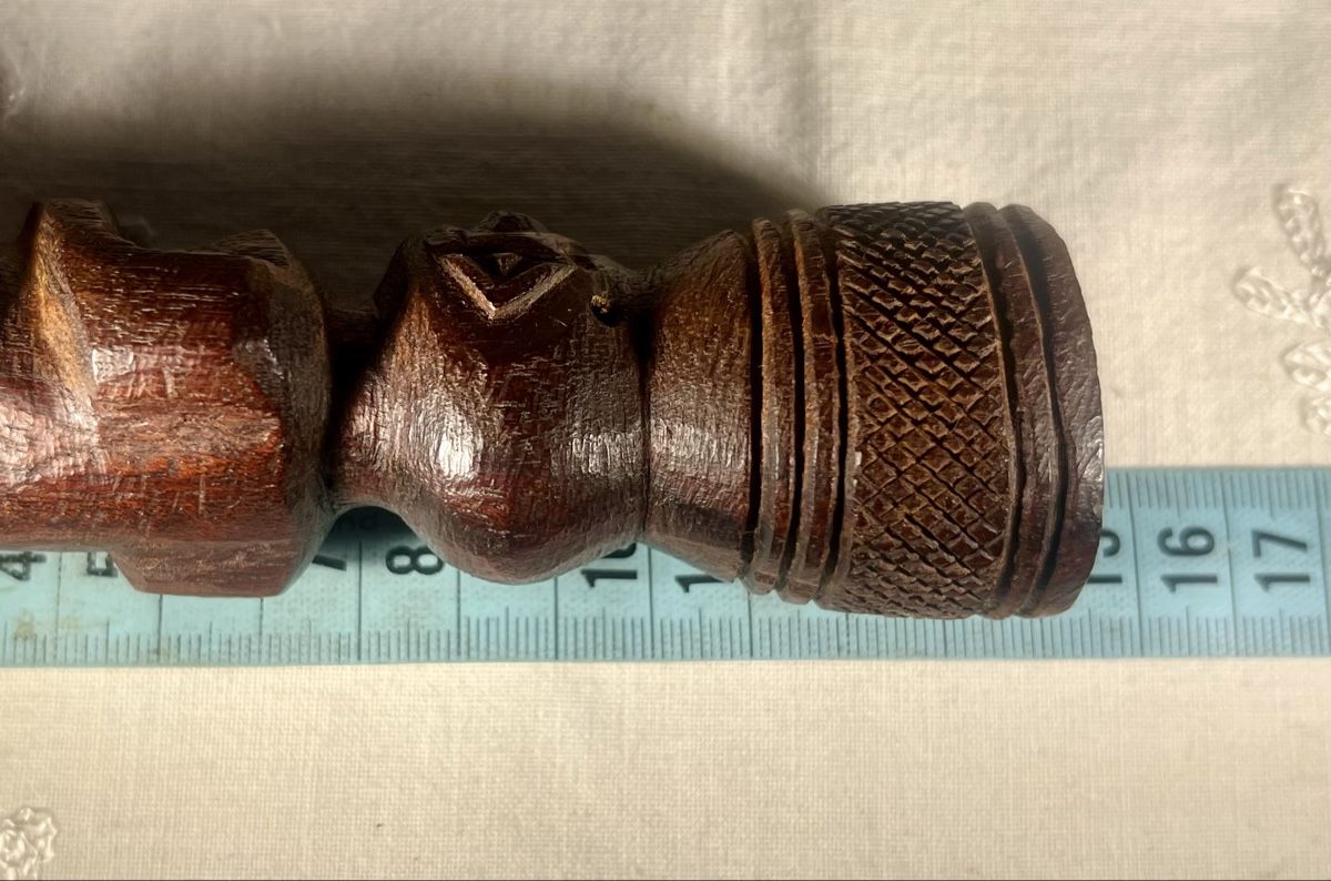 Figuren: Authentique cloche rituelle d'initié ethnie Kongo bois dur – Gebraucht aus Genève von ChineuseReveuse 9