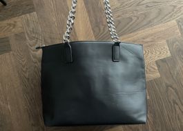 Bershka Shopper mit Kette