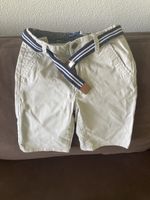 Kurze Hose mit Gürtel 