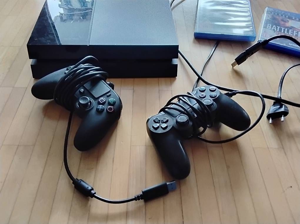 Sony Console: PS4 Slim + 2 Controller + Games, Sommer-Spass! 🥳 – Usato da Wolhusen venduto da neutronic 1