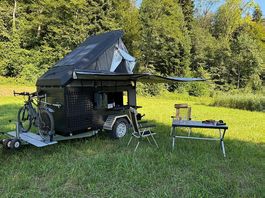 Offroad-Campinganhänger mit Dachzelt, Solar & Kühlschrank 