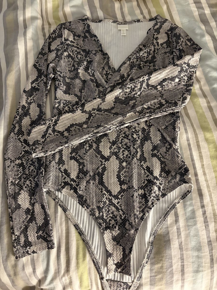 Top: Schlangenmuster Body, Langarm, Gr. S/M Neu! – Nuovo (secondo la descrizione) da Galgenen venduto da Miachelle 1