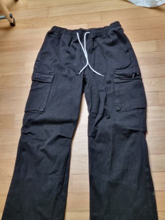 Schwarze Stoffhose mit Taschen, Grösse L