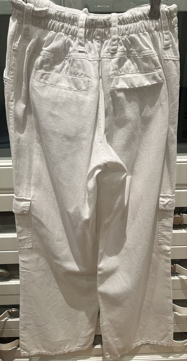 Pantaloni: Subdued white cargo linen trousers – Usato da Rüschlikon venduto da ant_5v7g 1
