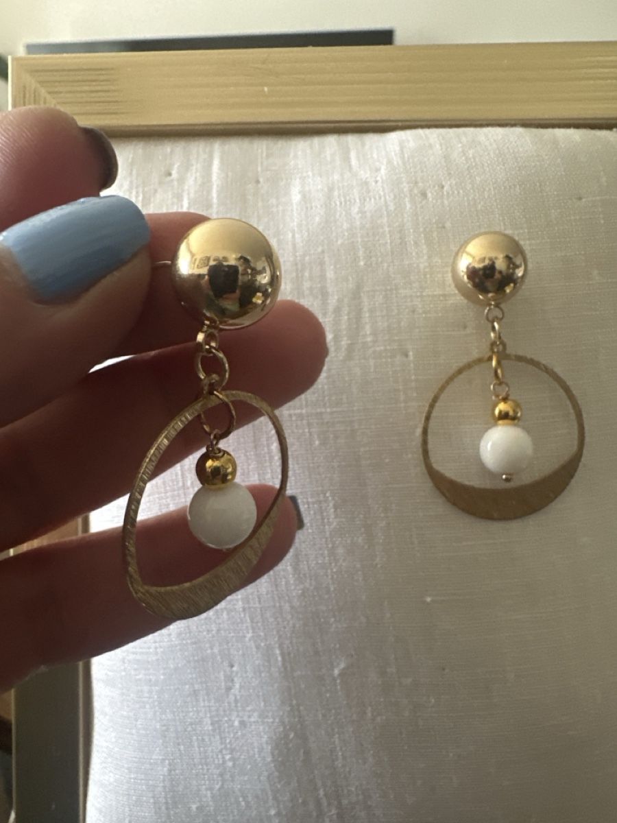 Ohrringe & -stecker: Gold tone hoop earrings with white bead – Neu (gemäss Beschreibung) aus Bouveret von dou_g8q7 1