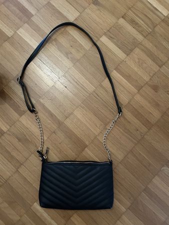 Schwarze Tasche mit Kettengurt, Steppung, wie neu