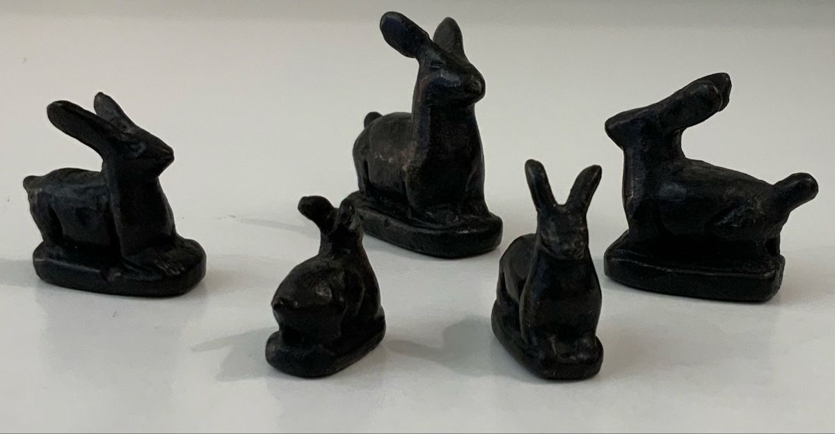 Statuette: Ensemble de 5 mini lapins en métal noir – Usato da rolle venduto da Tontonjulot