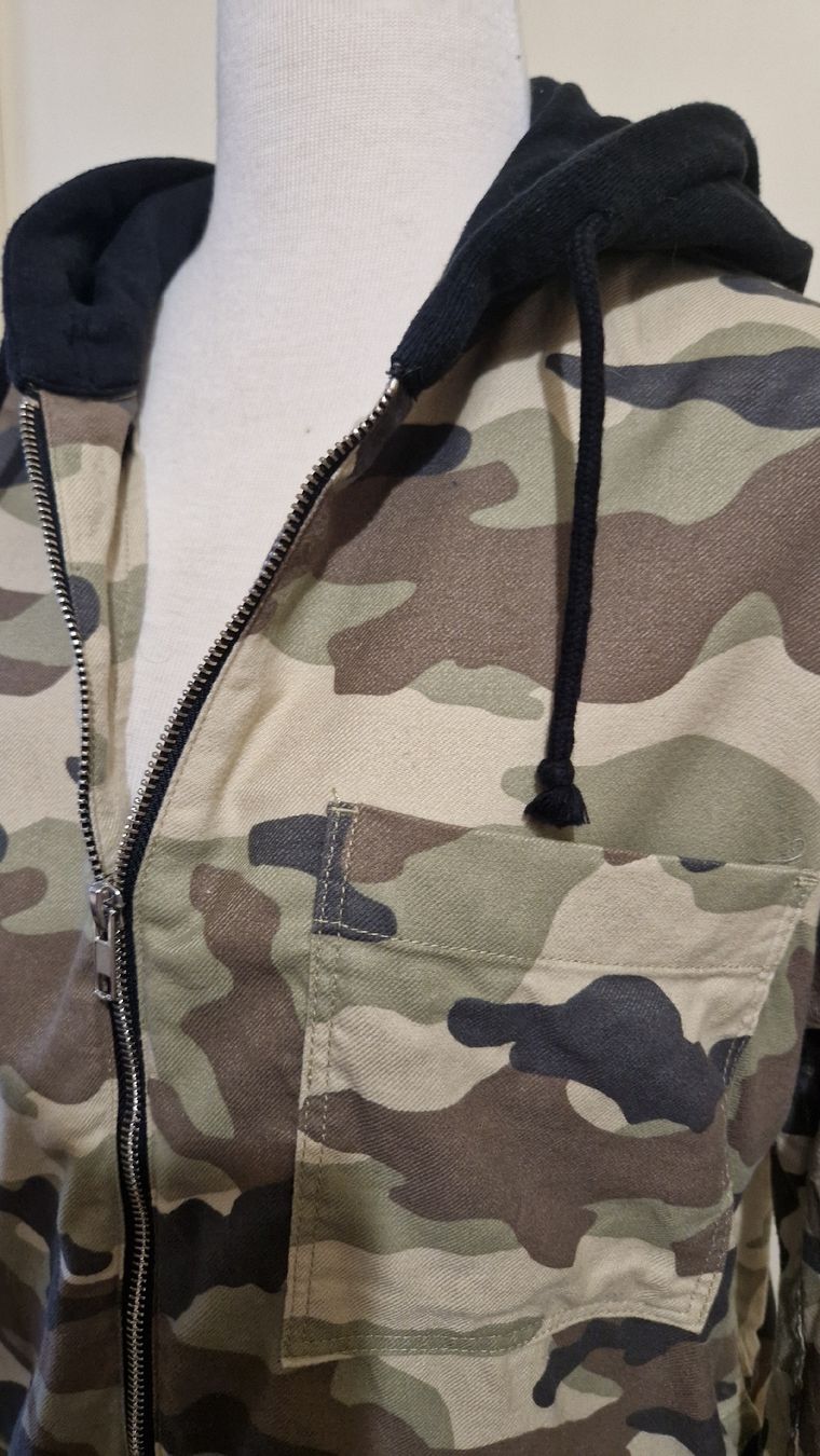 H&M Giacche: Camouflage-Jacke mit schwarzer Kapuze – Nuovo (secondo la descrizione) da Oberengstringen venduto da Sheera7 2