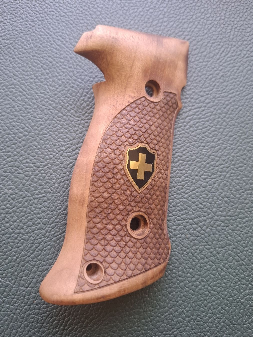 Articoli in legno: Sportliche Nussbaum  Griffschalen Sig Sauer P226  – Nuovo (secondo la descrizione) da Rothrist venduto da griffe 2