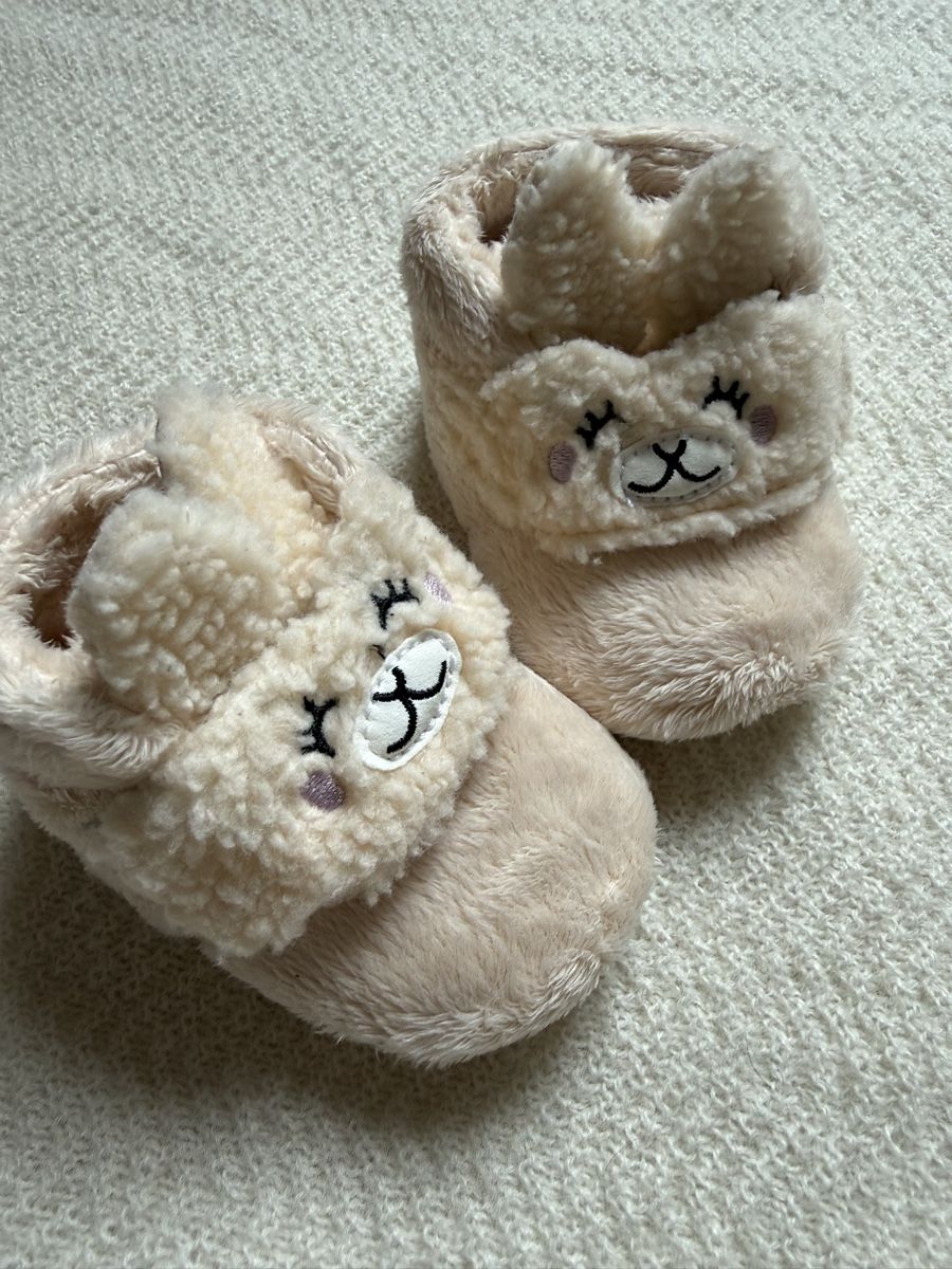 Ugg Schuhe für Jungen: UGG Hausschuhe 18 – Neu (gemäss Beschreibung) aus Zürich von WomenMenKidsClothes