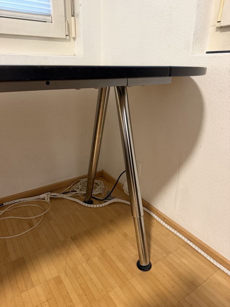 Schreibtisch in L-Form mit Holzplatte und Metallbeinen (D'occasion) à ...