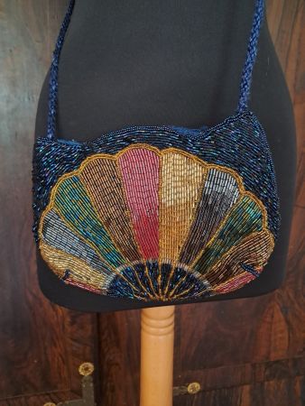 80er Jahre . kleine mit Perlen bestickte Tasche .