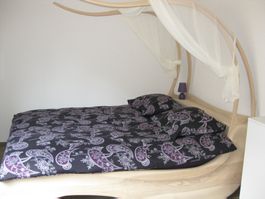 *Spezielles - vom Schreiner angefertigtes Bett*