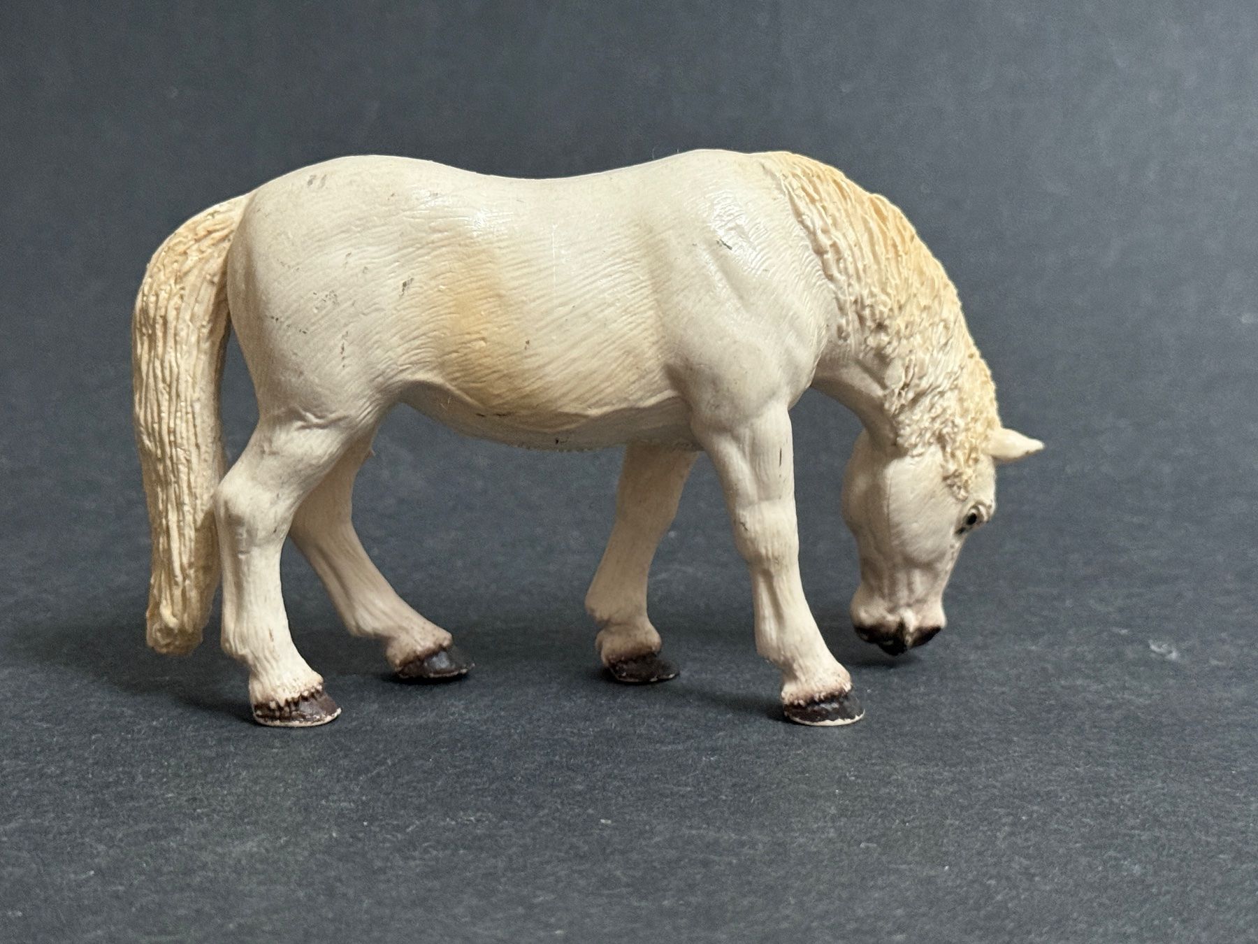 Schleich Statuette: Schleich Pferd 13235 Camargue Stute grasend – Usato da Ennetbaden venduto da mapa05 3