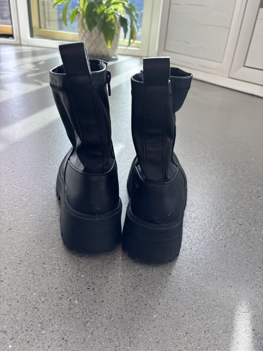 Chaussures femmes: Neuwertige Pull & Bears Boots Gr.36 – D'occasion à Luzern par sumsili 1