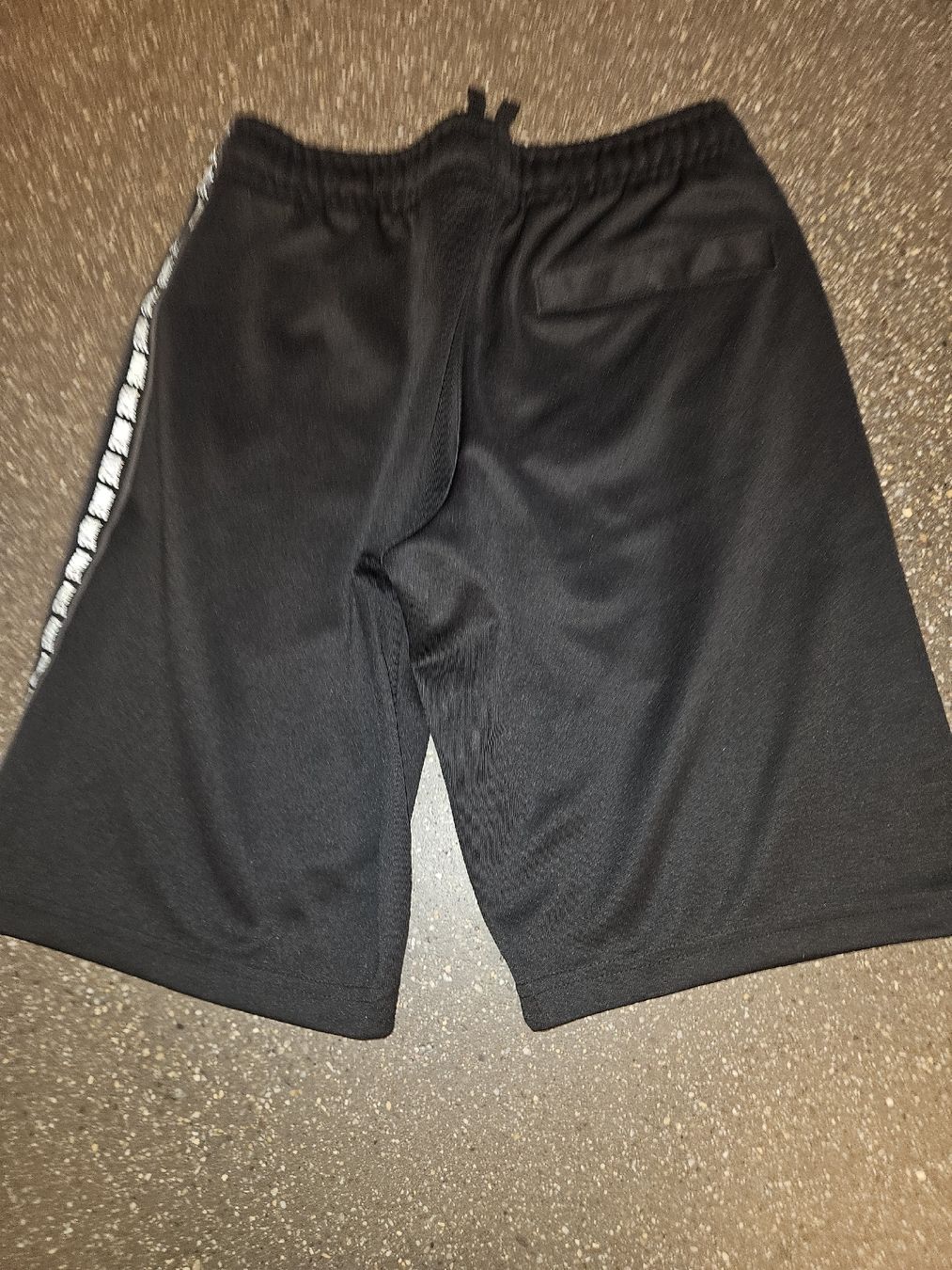 Nike Pantaloni: Nike Sporthose schwarz Grösse M  – Nuovo (secondo la descrizione) da Anwil venduto da tamoos 2