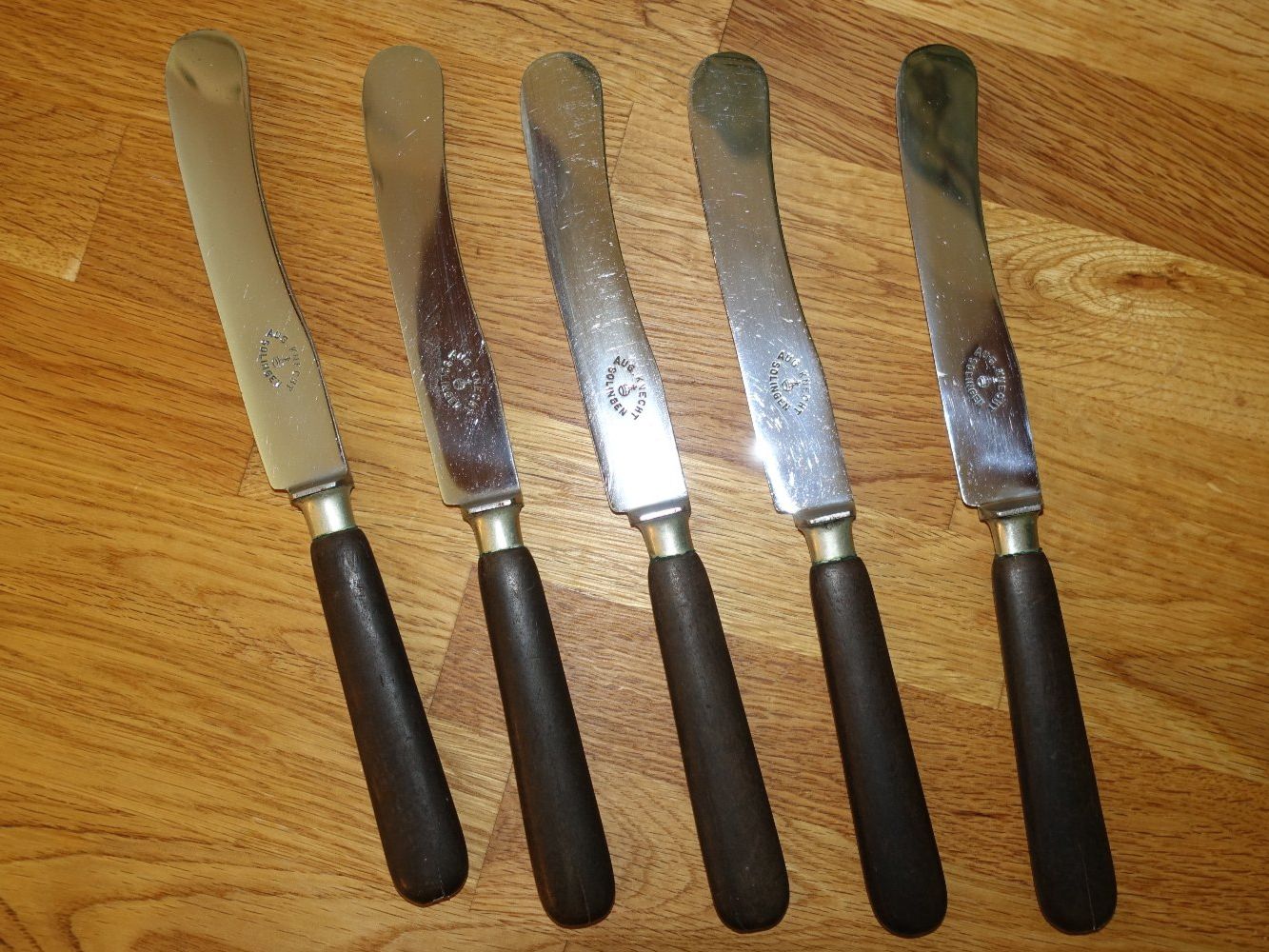 Solingen Posate: 5 Messer 'Buttermesser' Solingen antik August Knecht – Usato da Pâquier-Montbarry venduto da phi_5v2r 1