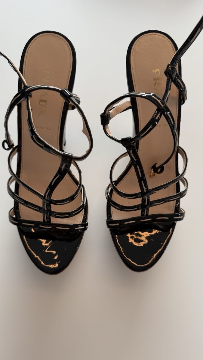 Prada Scarpe da donna: Prada Lackleder Sandalen, Schwarz, Grösse 39 – Usato da Horw venduto da TripleJay