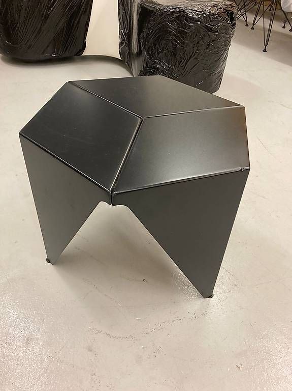 Comodini: Original Vitra Noguchi Prismatic Table  Designklassiker – Usato da Urdorf venduto da Kuoni2002