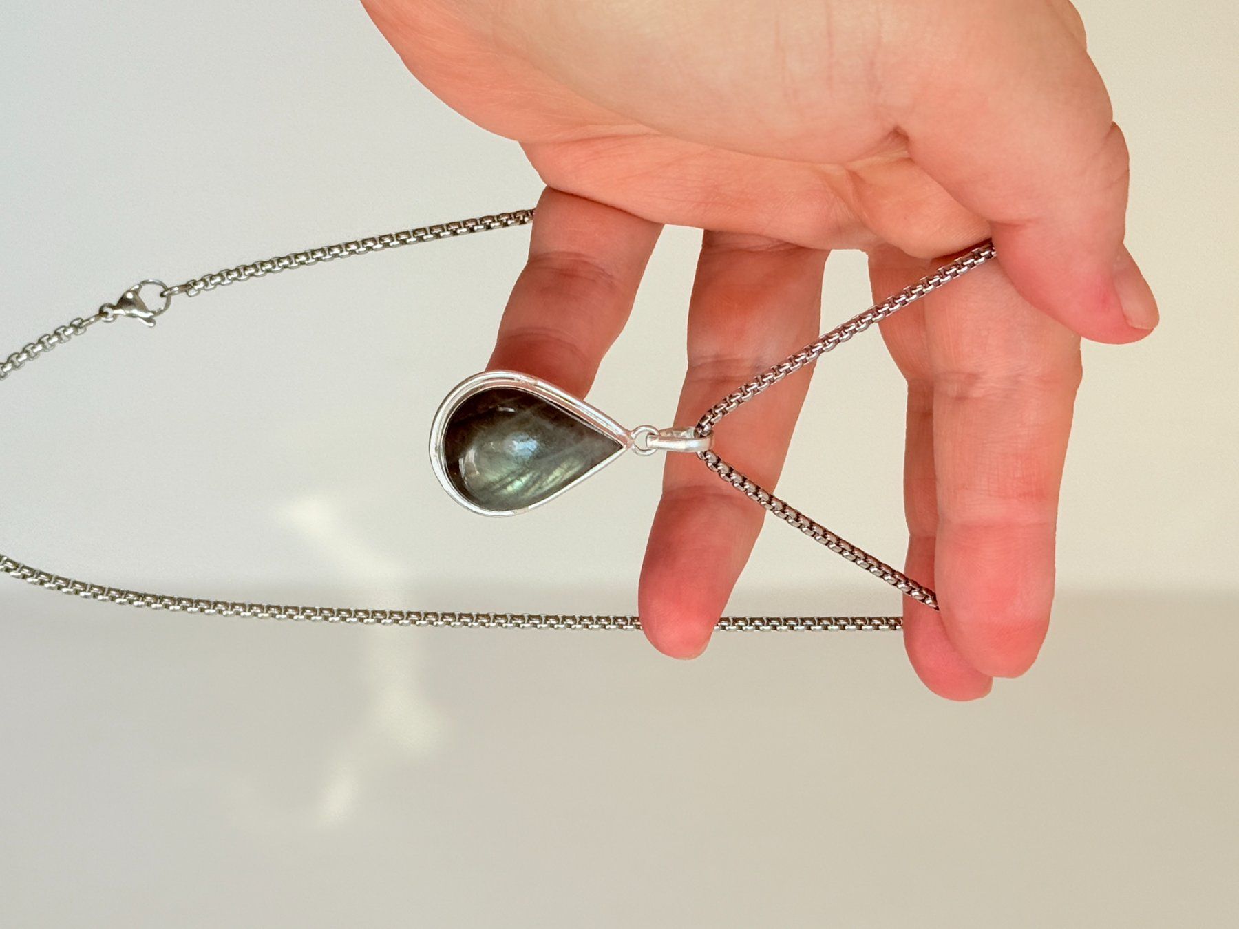 Ketten: Collier avec Pendentif Pierre de Lune, Élégant! – Neu und originalverpackt aus Genève von AGBERG 8