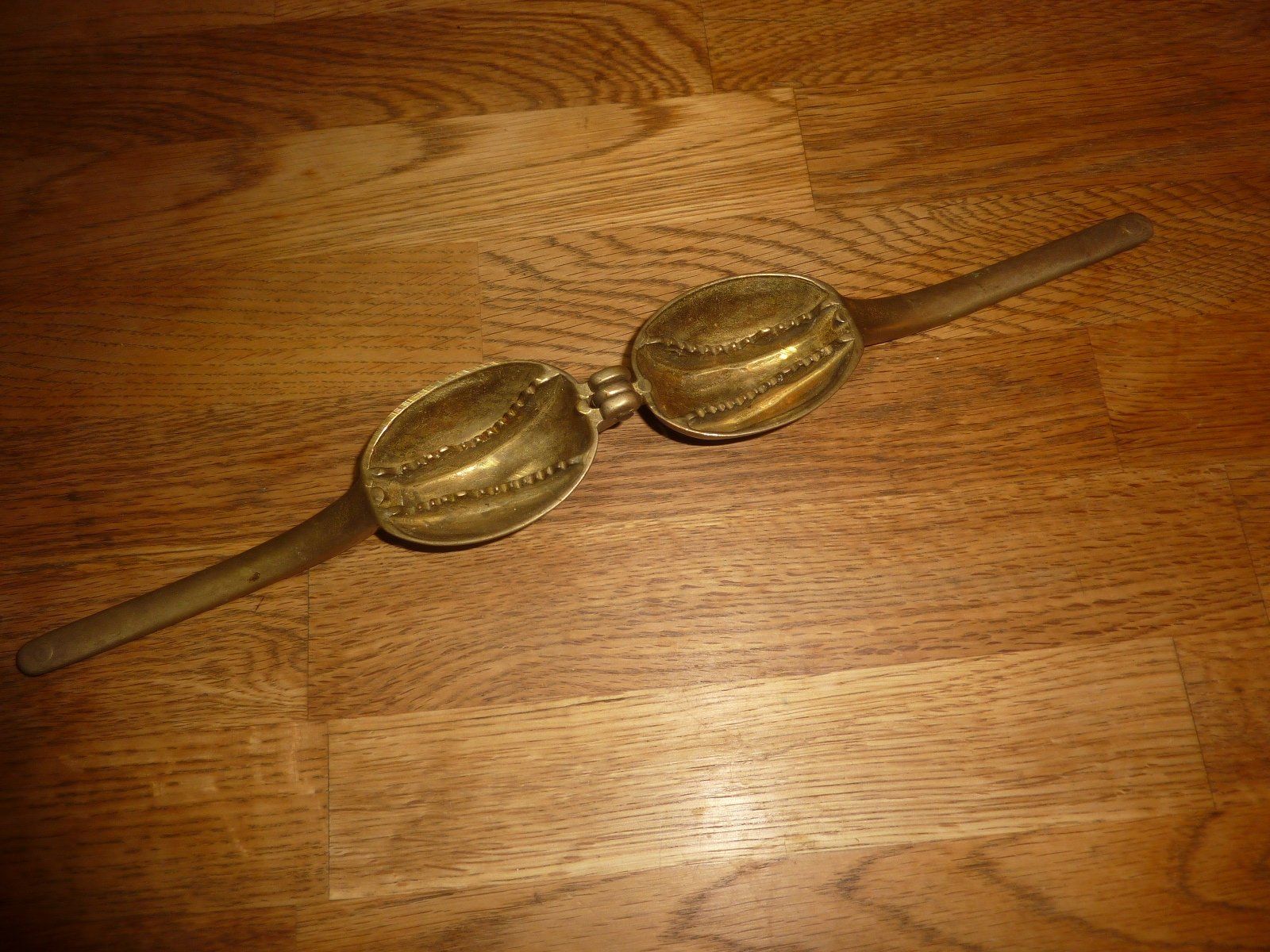Küchengeräte: Antiker Nussknacker Messing Nussform vintage schwer – Gebraucht aus Hochfelden von swissice 3