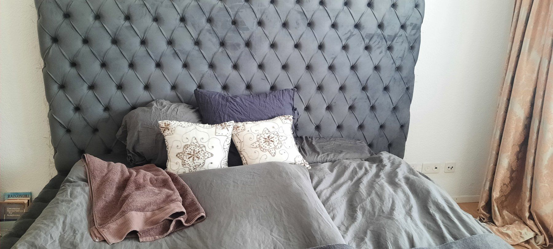 Lits: Bett mit gestepptem Kopfteil grau Grösse 180x200 cm – D'occasion à Basel par mil_7yhf 2