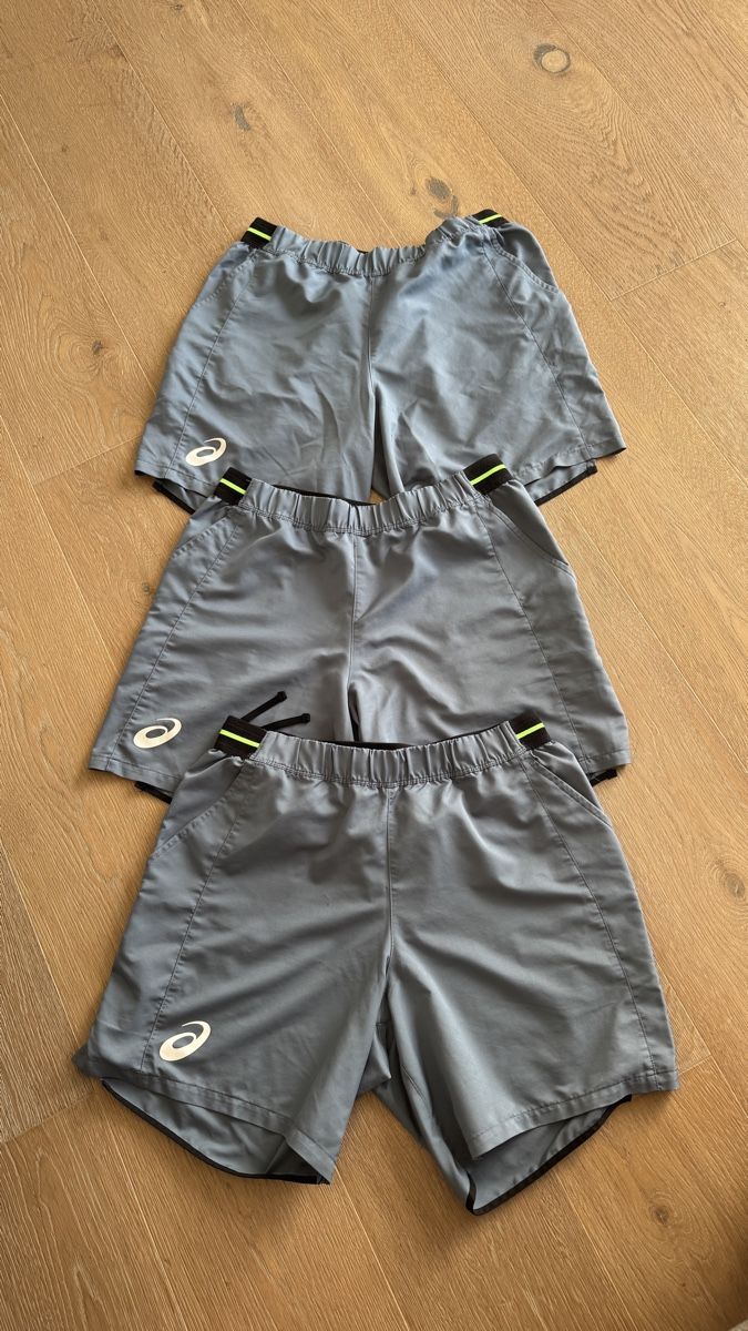 Asics Pantaloni: 2 ASICS Sportshorts +1 geschenkt – Usato da Hünenberg See venduto da Schulers
