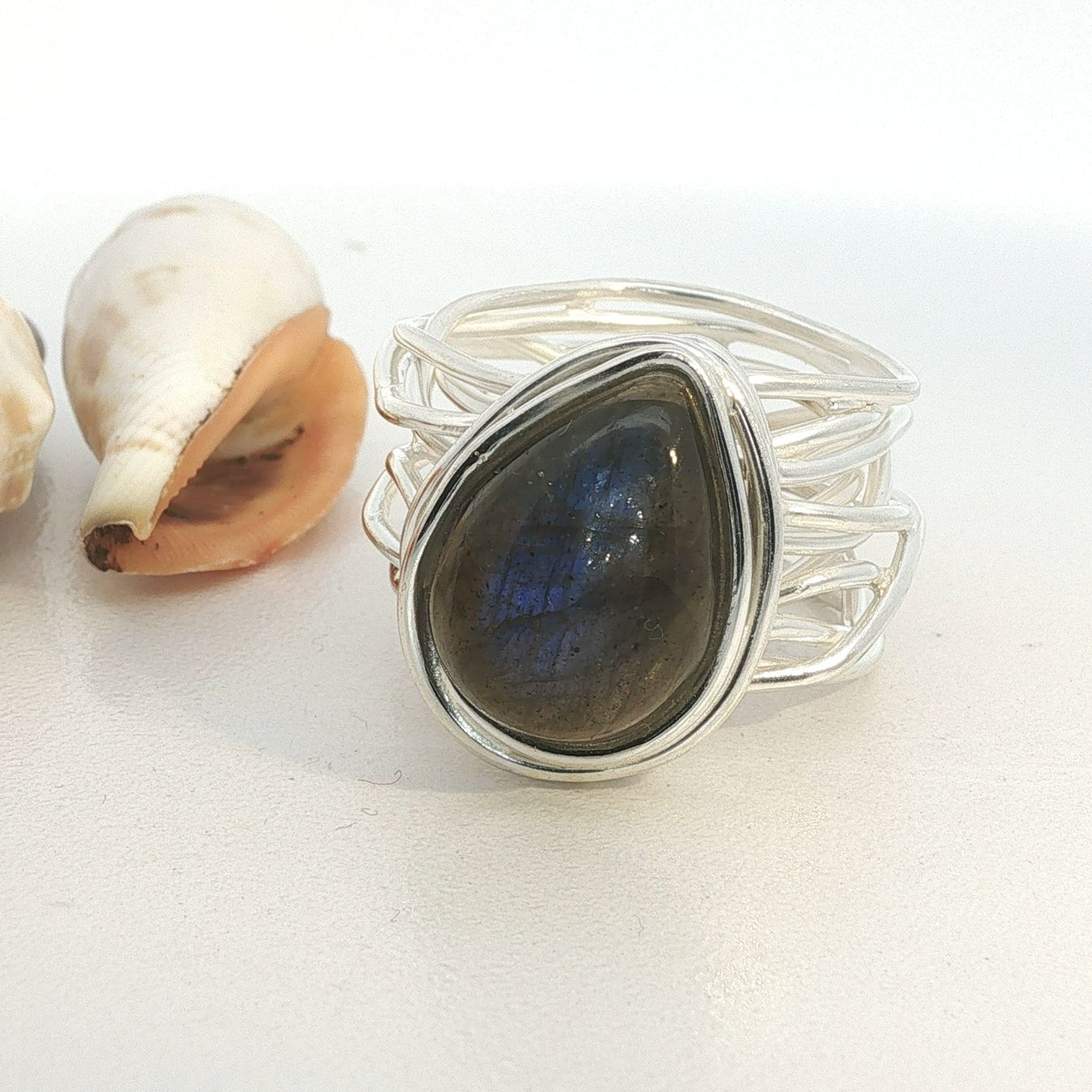 Olga Ribler Anelli: Statement Spaghetti Ring mit Labradorit – Gr 58 – Nuovo (secondo la descrizione) da Luzern venduto da Schmuckoutlet 4