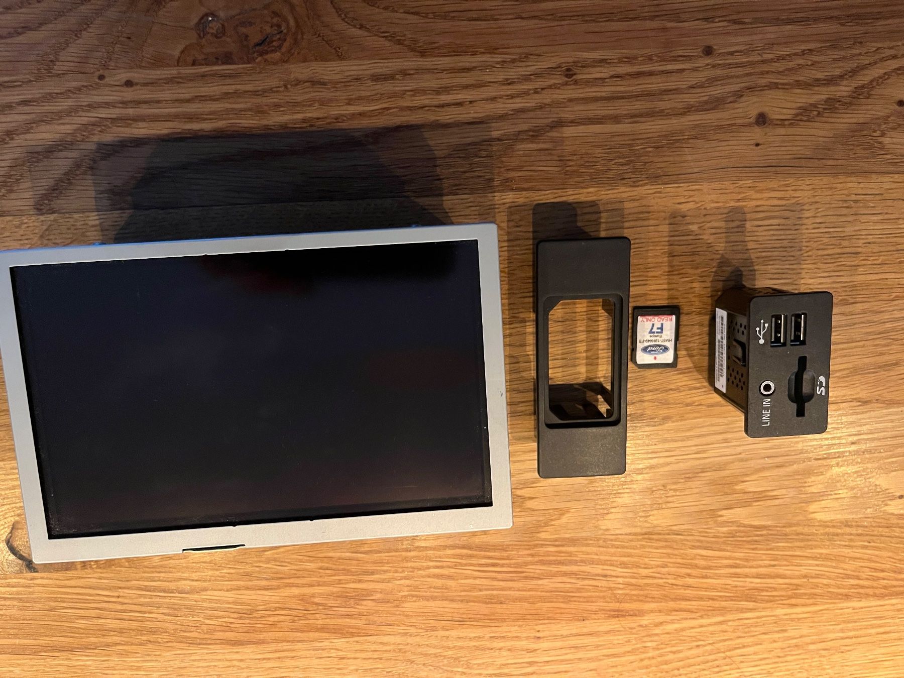 Ford Tutti pezzi di ricambio auto: Ford SYNC 2 iInfotainmentsystem mit resistiven Touchscreen – Usato da Niederhasli venduto da Mbi0 2