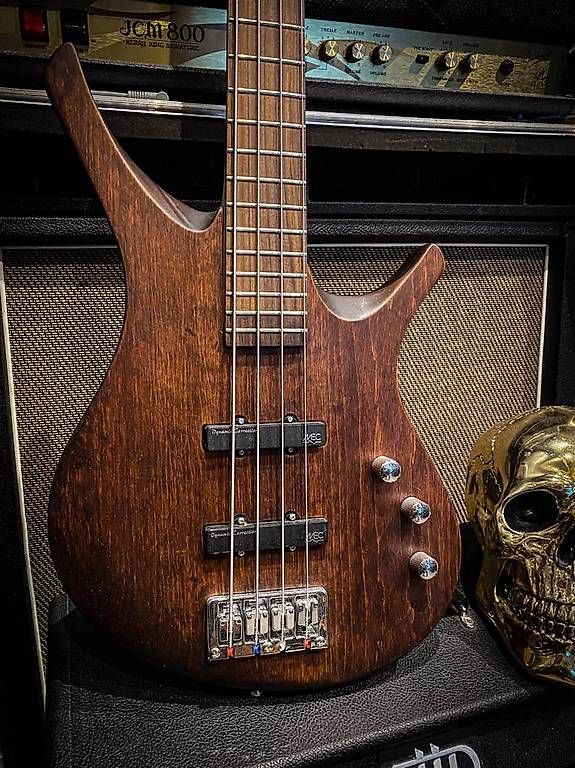 Strumenti musicali: Basse Tribal Cem – Usato da Montreux venduto da Alligator-AMPS