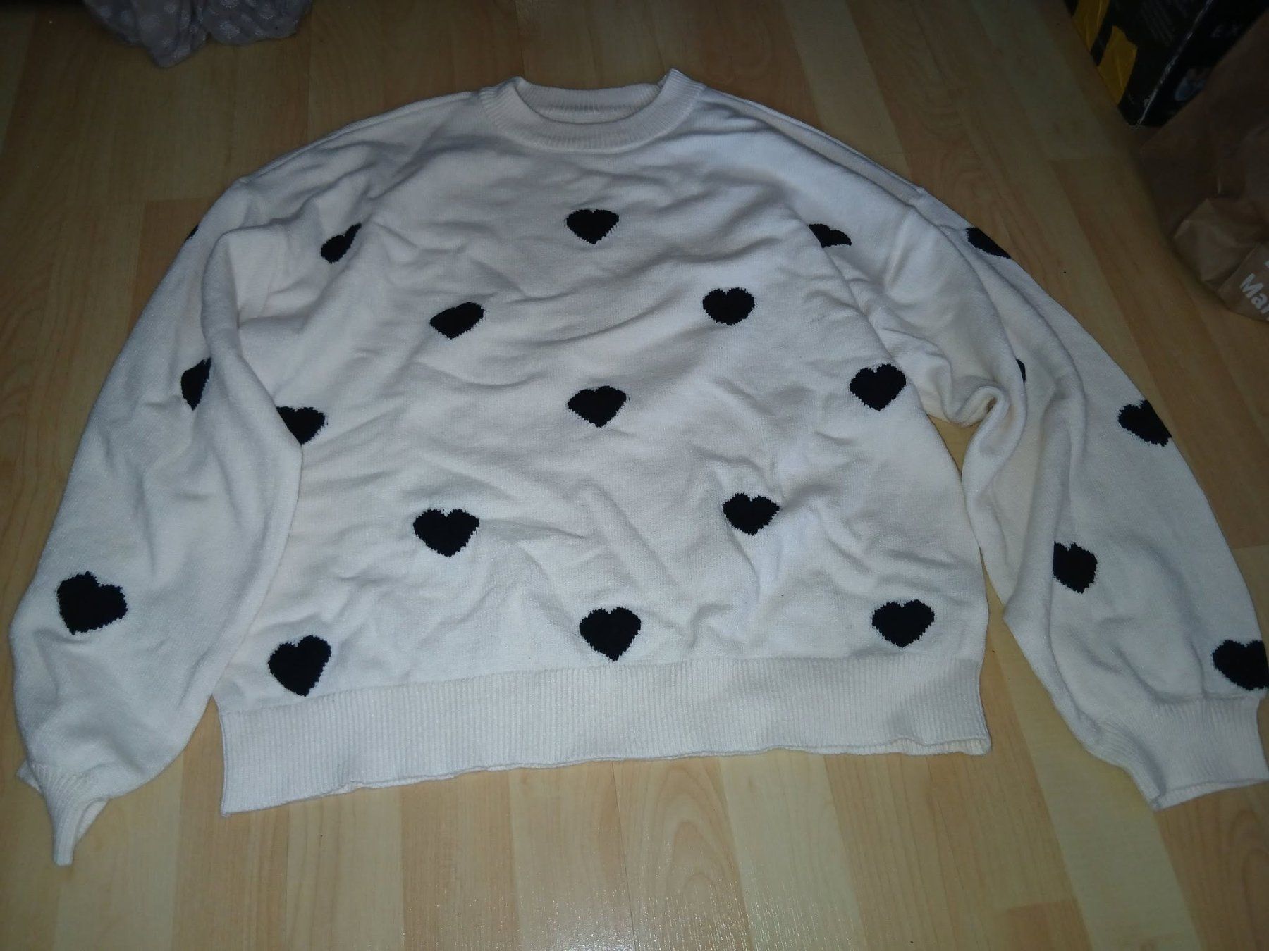 Pulls & Sweat-shirts: Pullover weiss mit schwarzem Herzmuster Grösse L – D'occasion à Biberist par DerRegenbogenfisch
