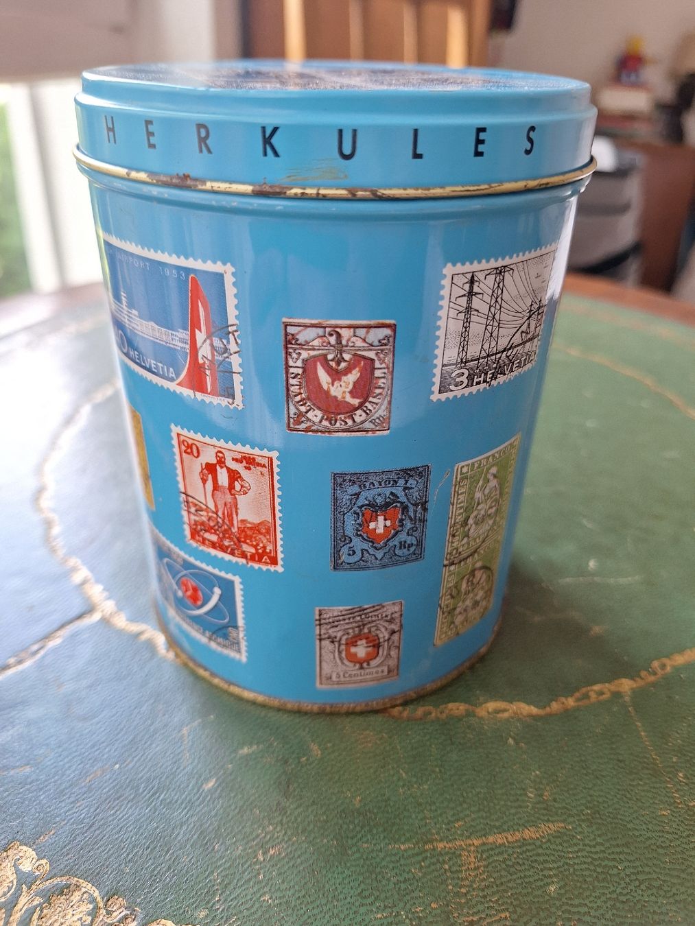 Alle Briefmarken: Blechdose mit Briefmarkenmotiven – Gebraucht aus zumikon von lotegrandote 1