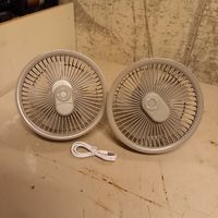 deux petit ventilateurs à accu de table. avec lumière