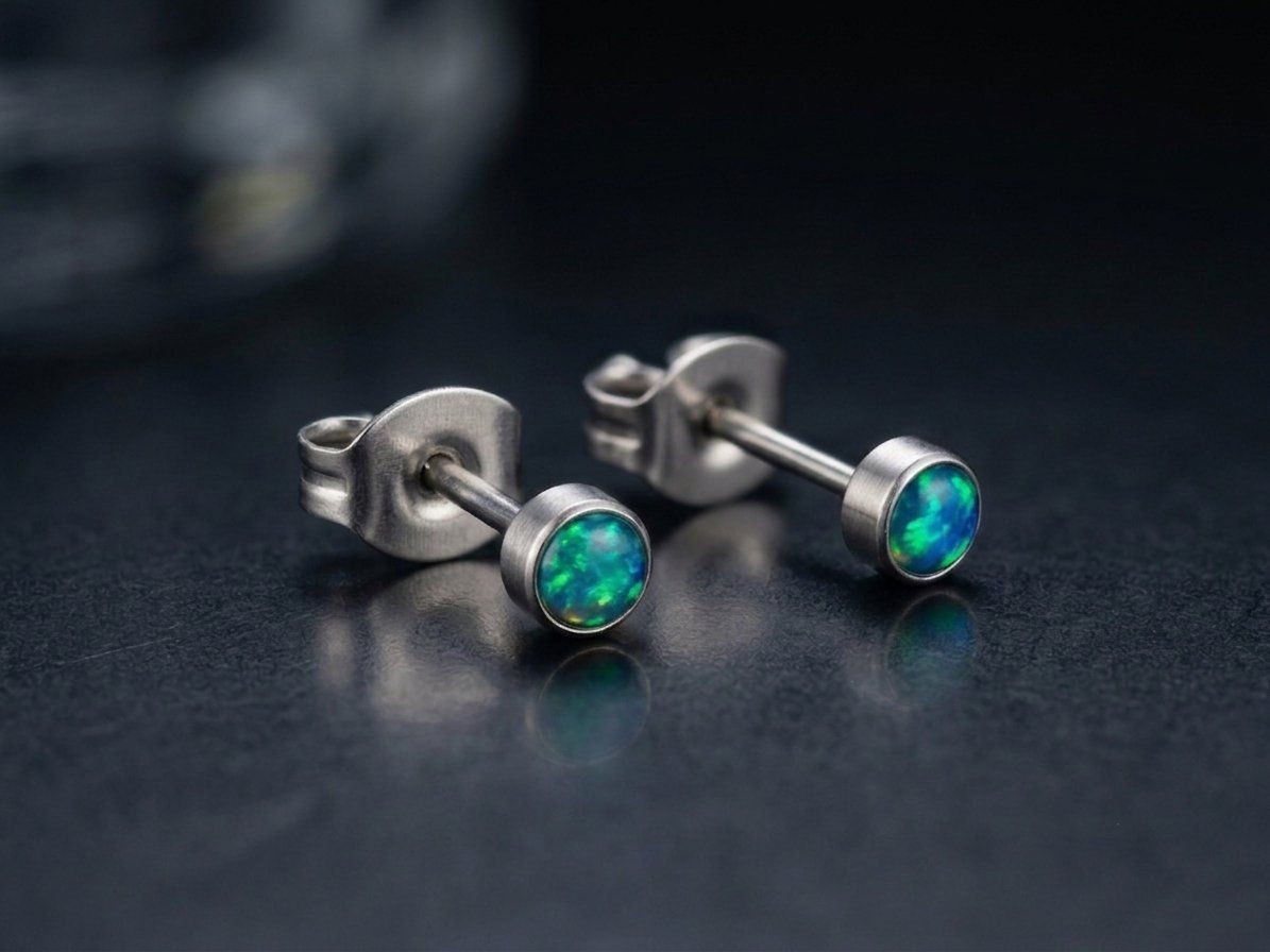 Ohrringe & -stecker: Titanium-Ohrstecker mit Opal / 3 mm – Neu und originalverpackt aus Matten b. Interlaken von kero71
