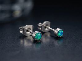 Titanium-Ohrstecker mit Opal / 3 mm