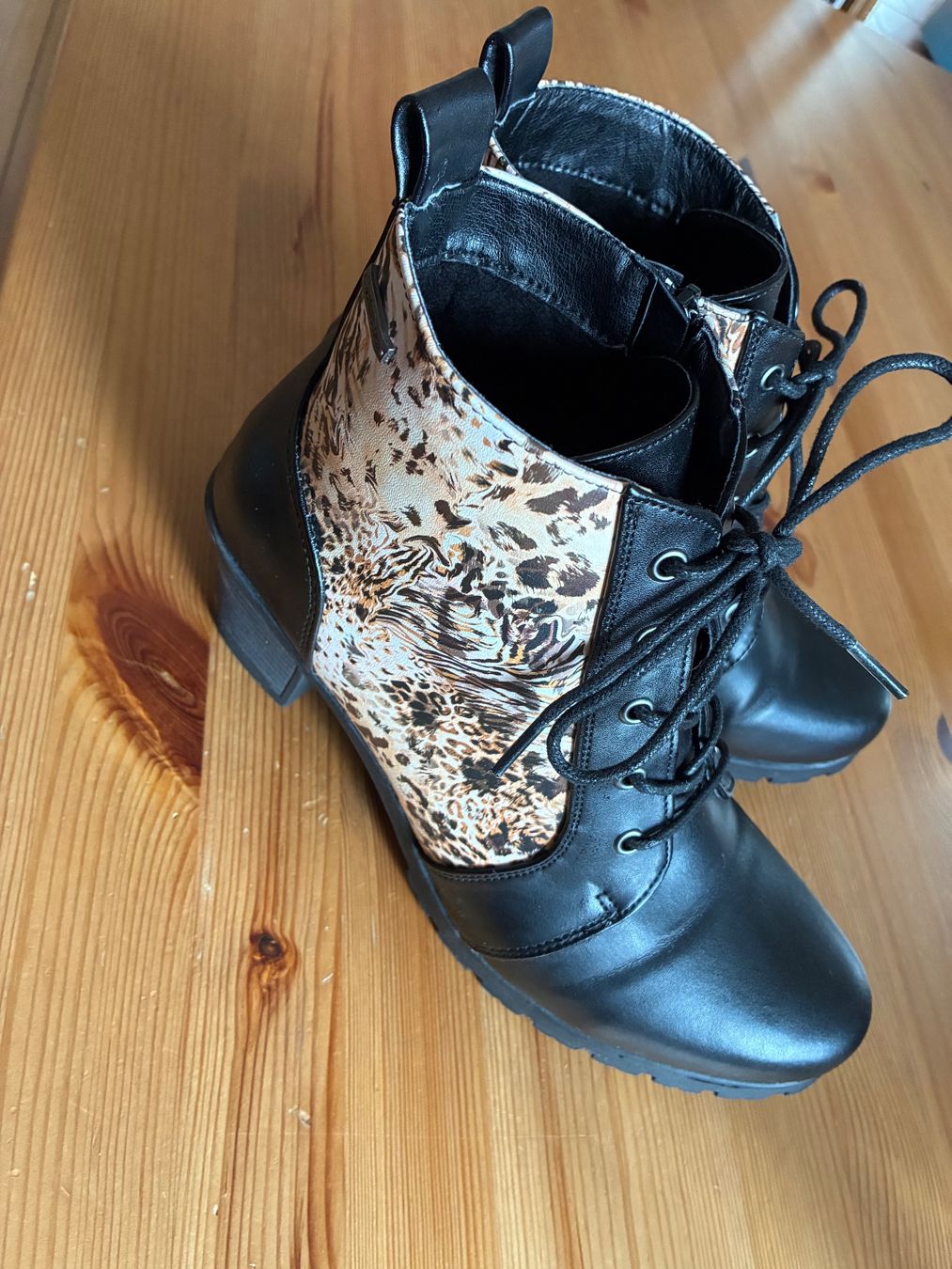Scarpe da donna: Unpaar Damenschuhe – Usato da Bassersdorf venduto da Imbusicht