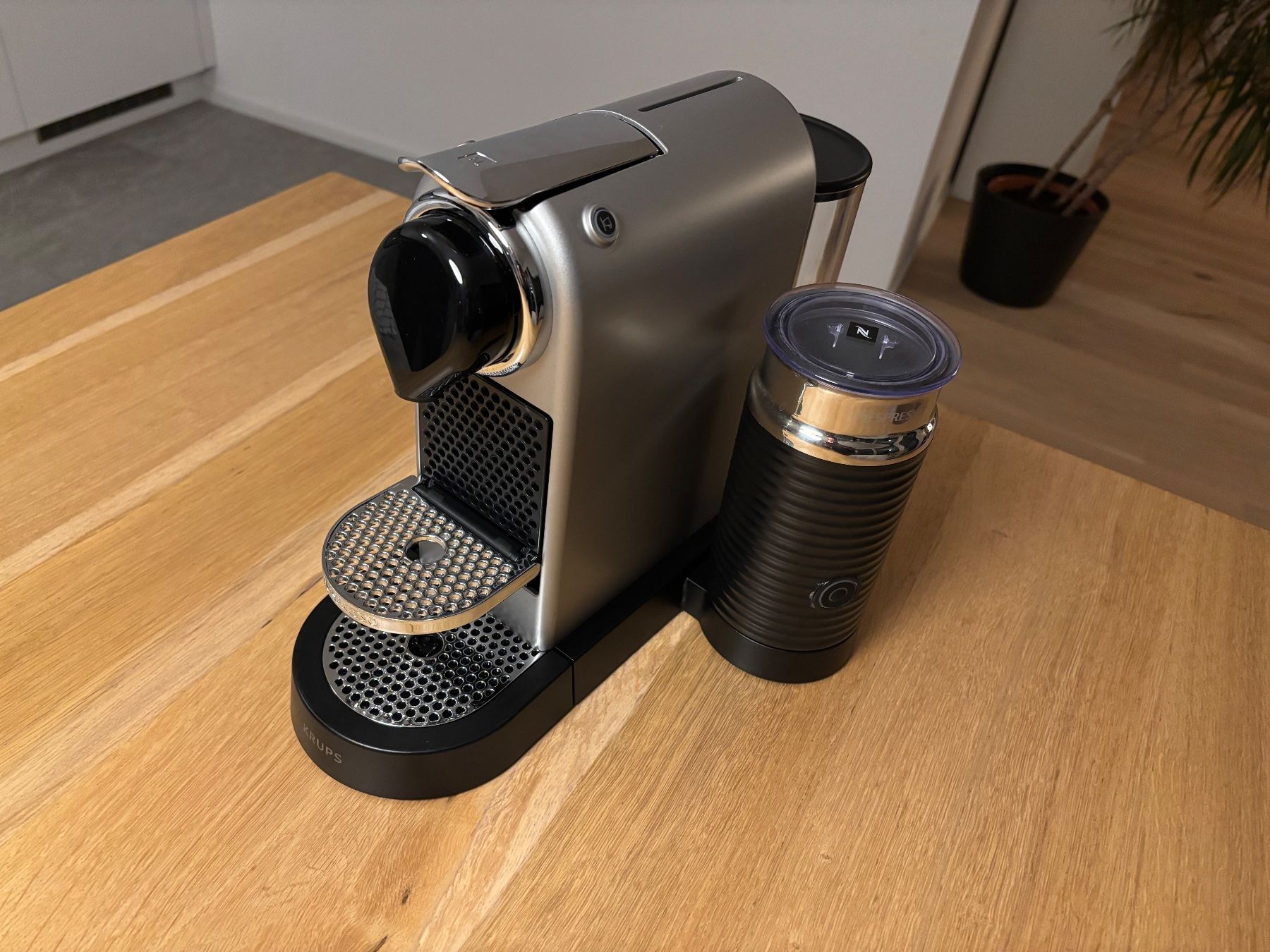 Krups Macchine per caffè & Macchine per espresso: Nespresso Krups mit Milchschäumer, silber – Usato da Pfäffikon ZH venduto da Darthdave