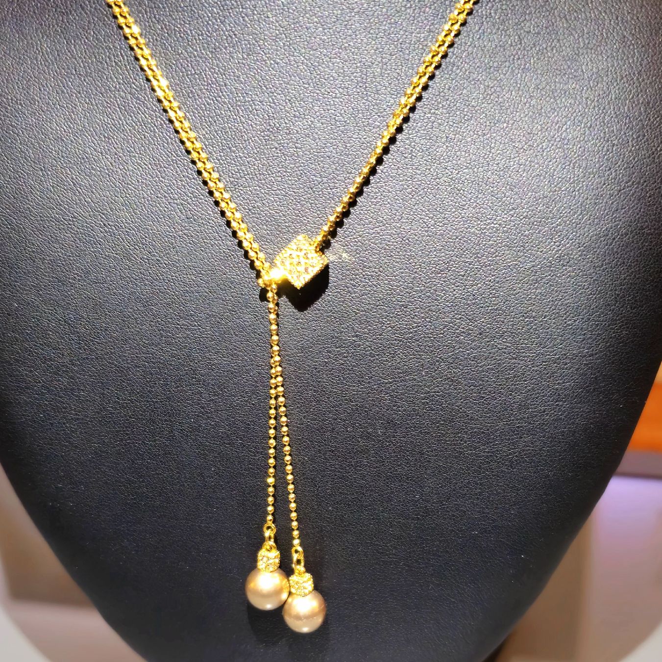 Swarovski Catenine: Collier Swarovski doré, incrusté de pierres avec 2 perles – Usato da Genève venduto da Gift-and-Ideas 2