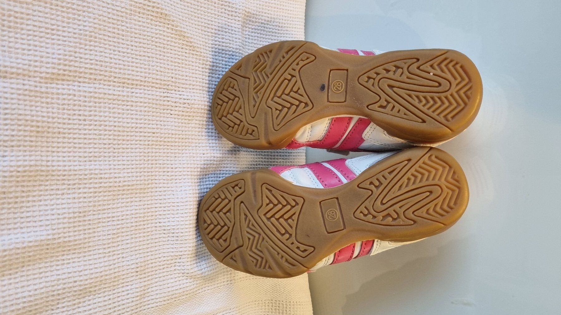 Scarpe per ragazzi: Kinder Turnschuhe, Gr. 28, Hallenschuhe – Usato da Hinterkappelen venduto da Anbal 1