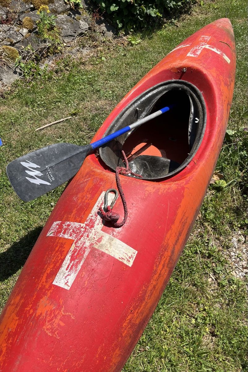 Boote: Red Kayak with Paddle Used Condition – Gebraucht aus Erlenbach ZH von waage77
