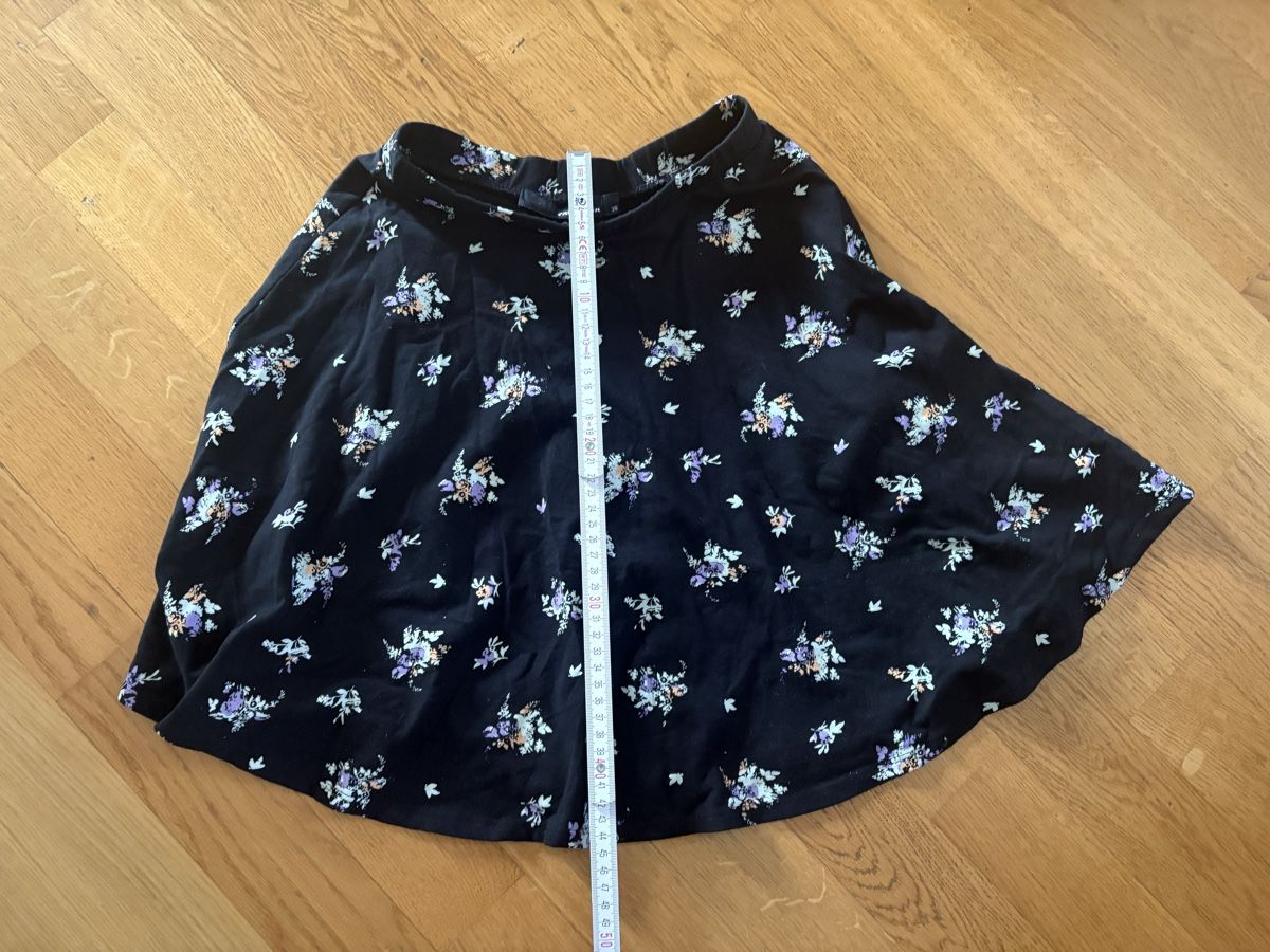 Tally Weijl Gonne: Blumenrock / Mini Rock Grösse S - Schwarz mit Blumenmuste – Usato da Beromünster venduto da msklef 2