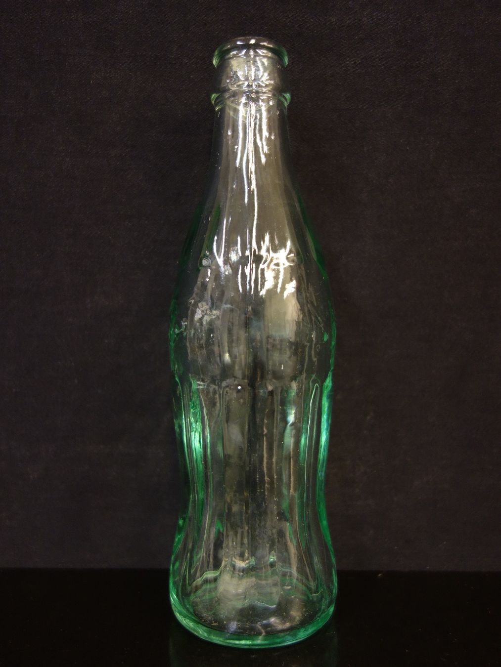 Coca-Cola Flaschen: 1 kleine alte Flasche COCA-COLA ARABISCH – Gebraucht aus Kerzers von Flaschenposten 3