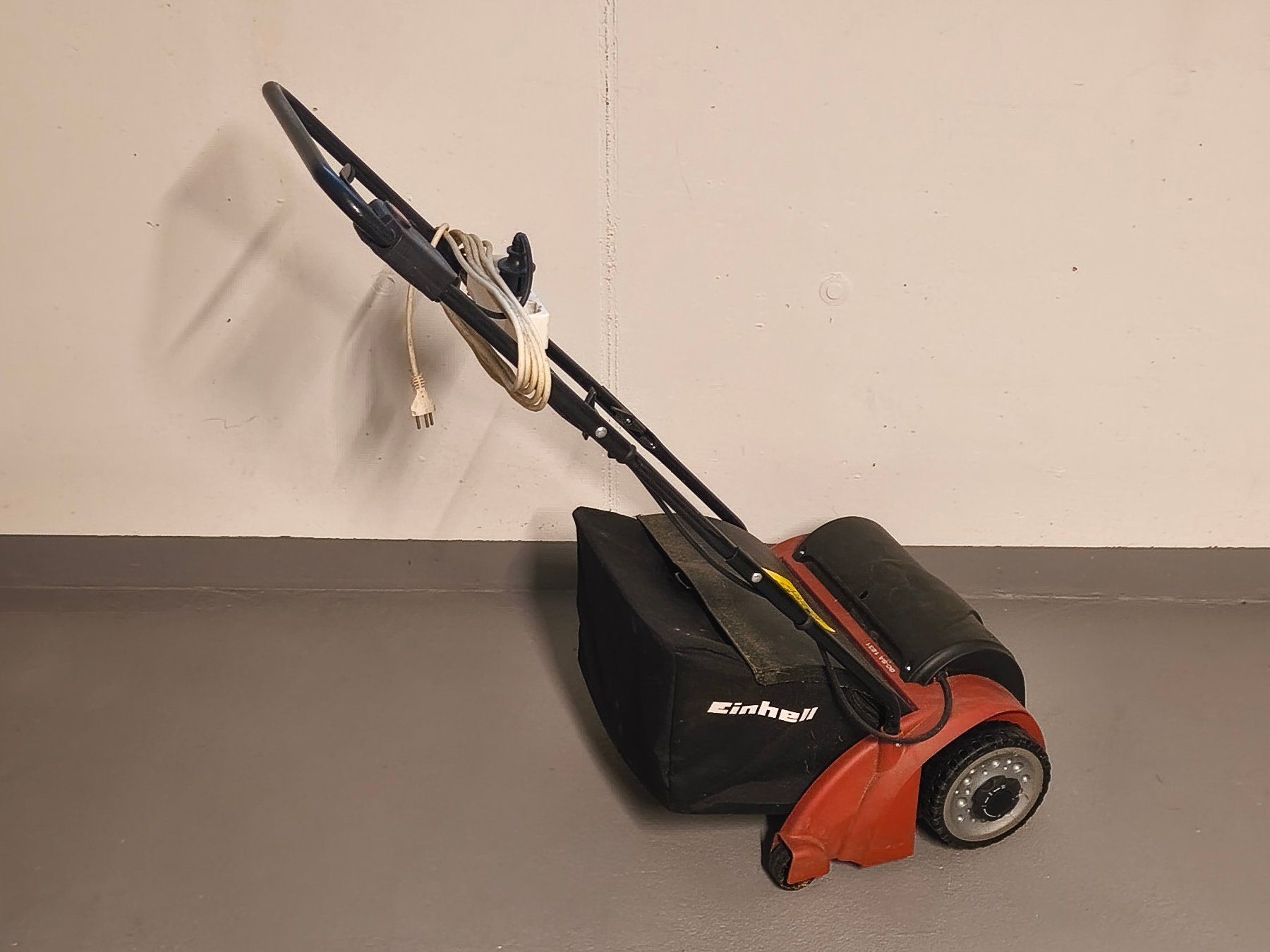 Einhell Appareils de traitement du sol: Vertikutierer / Rasenlüfter EInhell GC-SA 1231 – D'occasion à Jegenstorf par Juchlistock 2