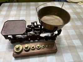 Krämerwaage mit Gewichtsteinen